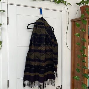 Oversized thick scarf with tassels